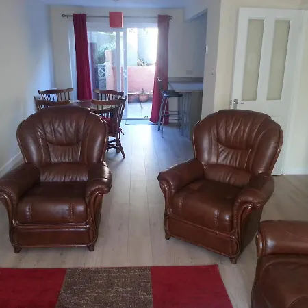 Holiday home Immaculate 3-bed House In Bs9