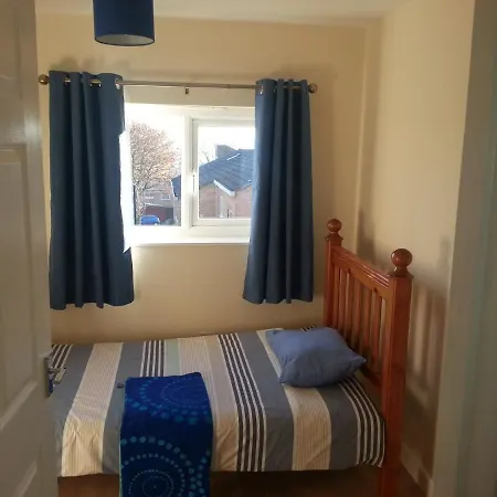 Immaculate 3-bed House In Bs9 布里斯托