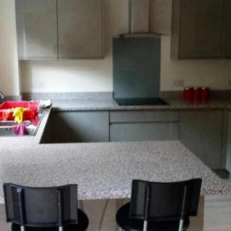 Immaculate 3-bed House In Bs9 Tatil Evi Bristol