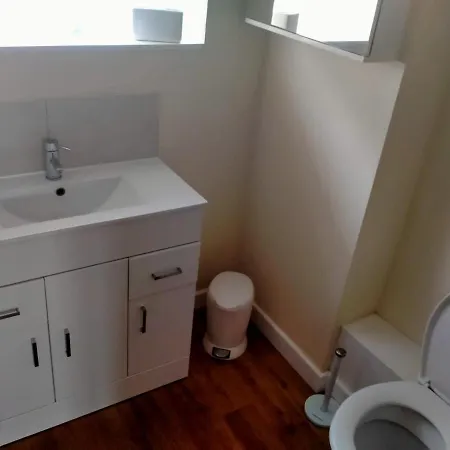 Immaculate 3-bed House In Bs9 Holiday home